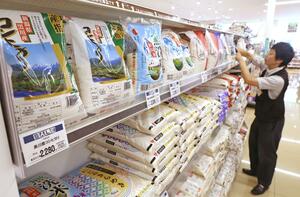 新米とともに2キロに小分けされた昨年産も並ぶ売り場=19日、新潟市中央区のウオロク馬越店
