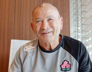 インタビューに答えるラグビー日本代表のエディー・ジョーンズ・ヘッドコーチ