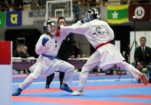 少年男子組手決勝 相手と打ち合う準優勝の宮野煌大(左・帝京長岡高)=鳥栖市の鳥栖市民体育館