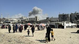 イスラエルの空爆後、建物から立ち上る煙=15日、パレスチナ自治区ガザ市(ゲッティ=共同)