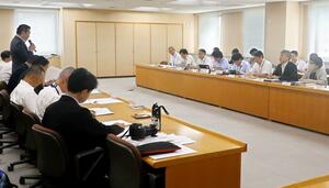 高校生の公正な採用選考に向けて県同和教育研究協議会と労働局などが意見交換した=26日、新潟市中央区