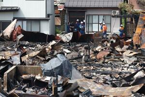 住宅地の火災から一夜明けた現場=見附市本町3