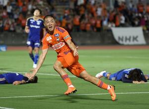 町田－新潟　後半４５分、ゴールを決め喜ぶＦＷ小見洋太＝町田ＧＩＯＮスタジアム