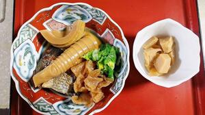 タケノコの煮物2種。左は身欠きニシンや干しかぶなどと炊き合わせた。右は崎陽軒(きようけん)のシウマイ弁当に入っている煮物ふうに味付け