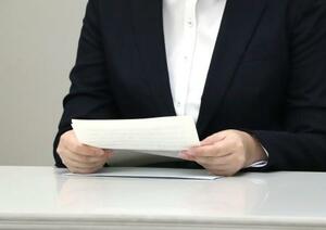 　千葉県との和解が成立し、記者会見する原告の女性＝４日午前、千葉県庁