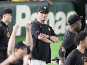 練習を見つめる巨人・橋上監督代行=東京ドーム