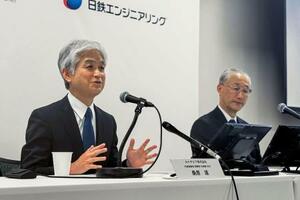 　記者会見するカナデビアの桑原道社長（左）ら＝５日午後、大阪市北区