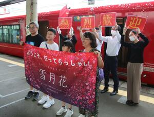 
チャーター便を利用した台湾からの団体客。今後は、個人で訪れるインバウンドの取り込みにも力を入れる方針だ＝２０２５年５月７日、直江津駅
