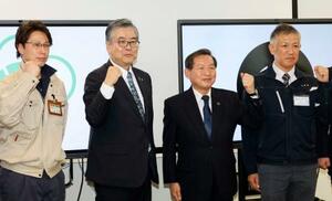 　「信州ガバメントハンター協議会」設立を発表した長野県小諸市の小泉俊博市長（中央左）と大町市の牛越徹市長（同右）＝２１日午前、小諸市