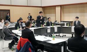 豪雨時の流木対策をまとめた方針案を議論した県の検討会議の最終会合=2月27日、新潟市中央区