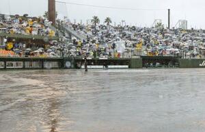 　降雨のため２回途中でノーゲームとなったソフトバンク―ロッテ戦＝平和リース