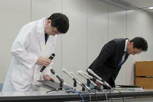 記者会見で謝罪する香川県立中央病院の高口浩一院長(左)ら=12日午前、香川県庁