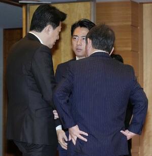 　８日、臨時閣議前に言葉を交わす（左から）木原稔官房長官、小泉進次郎防衛相、茂木敏充外相＝首相官邸