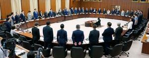 国民投票法の改正案を賛成多数で可決した衆院憲法審査会=18日午前