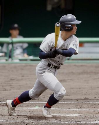北越-中越 3回2死満塁で3点適時二塁打を放つ中越の清水悠利=長岡市悠久山(長岡支社・芳本卓也)