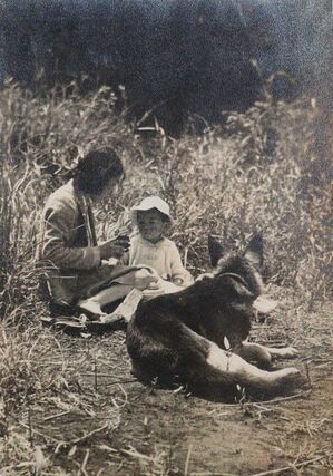 家族全員で裏山に出かけたピクニック=1943年(高野荘平さん提供)