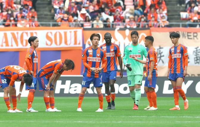 新潟-FC東京 FC東京に敗れ、整列する新潟の選手たち=ビッグスワン