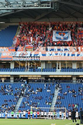 試合前、大きな声援を送る新潟サポーター＝パナソニックスタジアム吹田