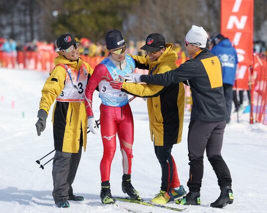 少年男子４０キロリレー　優勝し、喜びを分かち合う新潟県チーム＝１７日、青森県大鰐町