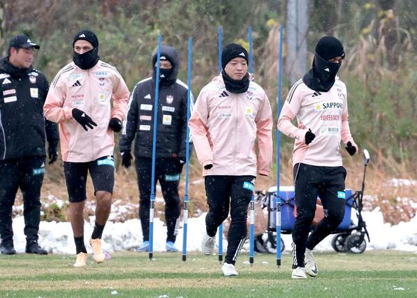 新潟で最後の全体練習に臨むMF高木善朗(中央左)