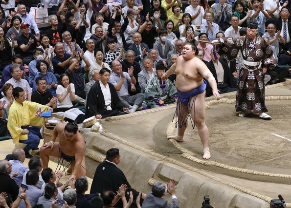 大相撲秋場所千秋楽、優勝決定戦で豊昇龍（左）を寄り倒しで破った大の里。横綱対決を制し、５度目の優勝を果たした＝２８日、東京・両国国技館
