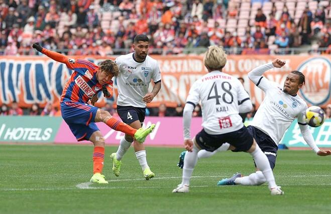 新潟-横浜FC 前半、シュートを放つMF谷口海斗=ビッグスワン