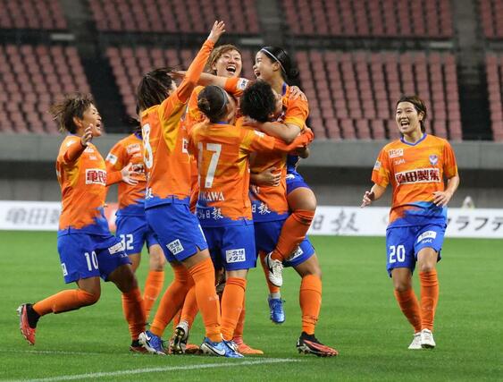 新潟Ｌ－ノジマ相模原　後半８分、ＦＷ山本結菜（右から２人目）が先制点を挙げ、チームメートと抱き合う＝ビッグスワン（写真映像部・金子悟）