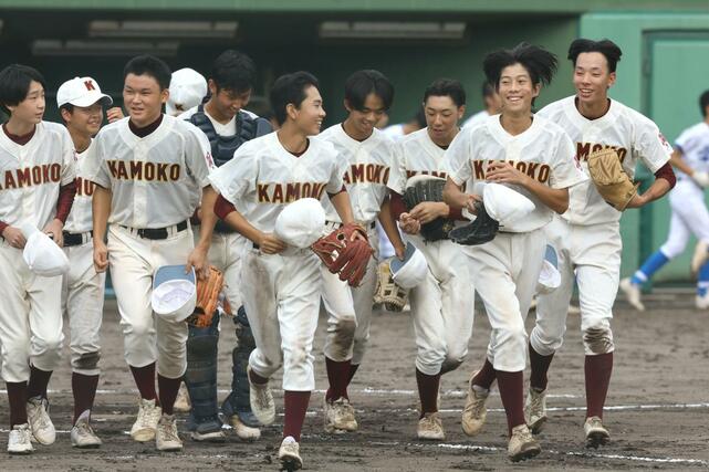 加茂－敬和学園　敬和学園を７回コールドで下し、笑顔で応援席へ駆け出す加茂の選手たち＝新発田市五十公野