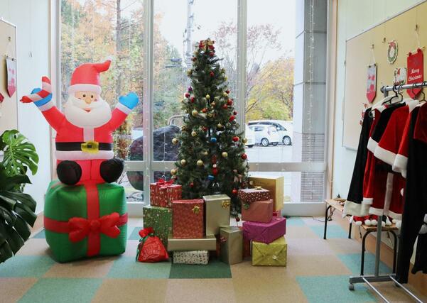 サンタクロースの衣装を着て写真が撮れるコーナー。館内にはこのほか、オリジナルキャラクターをあしらった撮影スポットもある=12月1日、三条市矢田