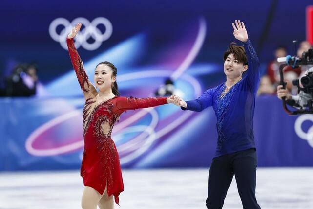 団体アイスダンス・フリーの演技を終え、あいさつする吉田唄菜（左）、森田真沙也組＝ミラノ（共同）