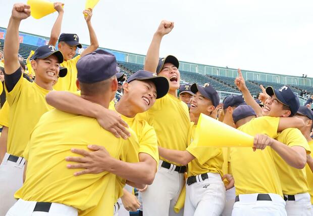優勝を決め沸くスタンド=富山市民球場
