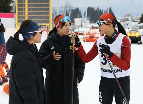 女子リレー　１位でゴールした十日町南のアンカー蔵品和花（右）をチームメートが迎える＝十日町市