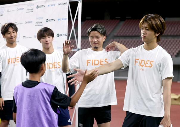 子どもたちを見送る長崎の長谷川元希（右から１人目）ら＝６月１４日、デンカビッグスワン
