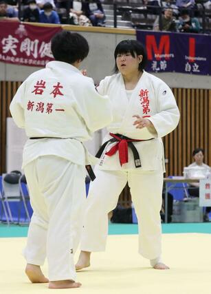 女子個人78キロ超級決勝 3連覇を達成した花木実友(右)=上越市謙信公武道館