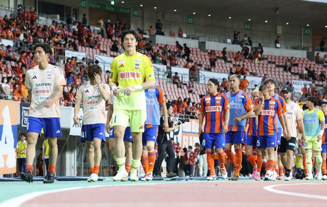 町田に完敗し、さえない表情で場内を一周する新潟イレブン＝ビッグスワン