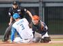 7回、五十幡の右前打で生還を狙った2走加藤を本塁でタッチアウト。捕手片野優羽=エスコンフィールド