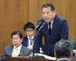 　衆院法務委で答弁する法務省の佐藤淳刑事局長。左は平口法相＝３日午前