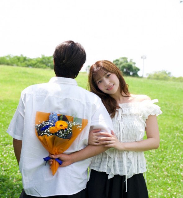 元HKT48・山下エミリー、元日本代表Jリーガー・岩崎悠人との結婚発表