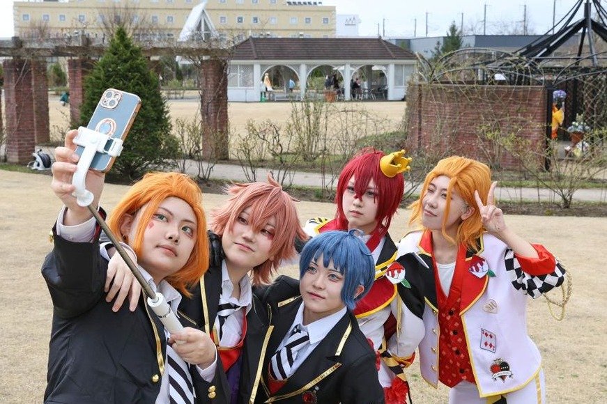 ここ「映え」ます♡ 見附市の英国風庭園でコスプレイベント、抜群の