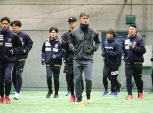 ジョギングで体を温める三上朋也投手(中央)ら=エコスタ