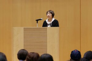 最優秀賞に選ばれた佐渡国仲商工会の本間美知留さんの発表=5月9日、新潟市中央区万代島
