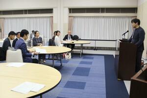 県内２１団体が連携していく「県フリースクール協議会」の発足式＝長岡市弓町１