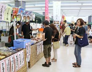 えんま市に合わせて開かれたマルシェ。柏崎市内の店舗が出店し、大勢の人でにぎわった=柏崎市東本町1
