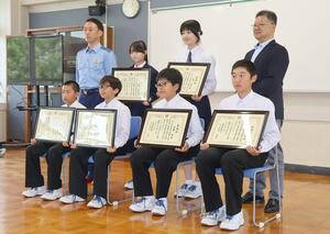 高齢男性を保護し、感謝状を贈られた曽野木中の生徒ら=25日、新潟市江南区曽川