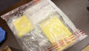 警察によって押収された医療用麻薬フェンタニルが入った袋=23年4月、米ニューヨーク州(ゲッティ=共同)