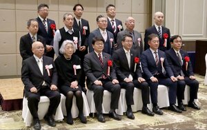 長年業界の発展に貢献した市民をたたえた技能功労者表彰式=新潟市中央区