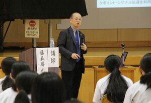 がんの予防法について、川東中の生徒に講演する藤森勝也院長=新発田市下羽津