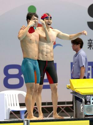 成年男子２００メートルリレー決勝　３位となり、喜ぶ新潟チーム＝佐賀市
