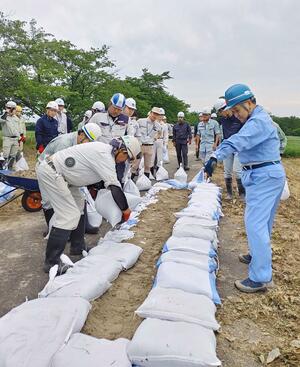 水害に備える作業を確認した水防工法演習=新発田市の加治川河川敷