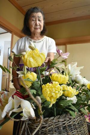 護国神社に献花するため、菊やコブシなどのアートフラワーを用意する坂井幸子さん=新潟市東区
